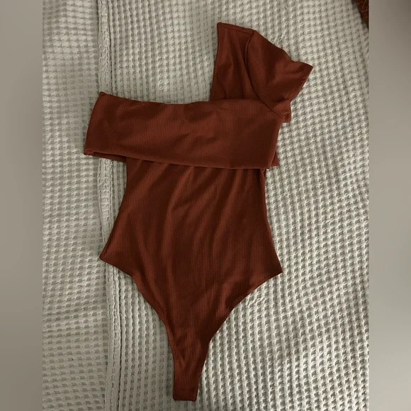 Lulu’s New Orange Rust Ribbed One Shoulder Bodysuit Top Sexy Cute Sold Out - Picture 3 of 5